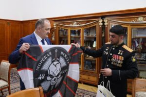 Хантемир Султанов подарил Меликову флаг с освобождённых территорий