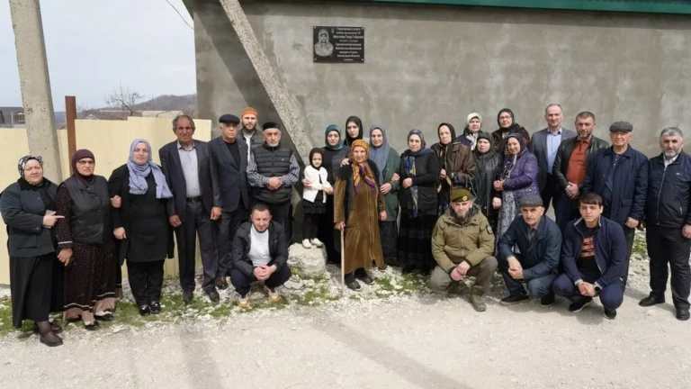 В селе Алмак Казбековского района увековечили память погибшего участника СВО Тимура Байсултанова