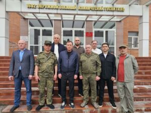 Памятные часы и письма передал Заур Аскендеров раненым в госпитале