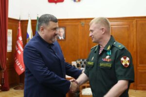 Врио главы Дагестана вручил орден Почёта генерал-майору Дмитрию Чистякову