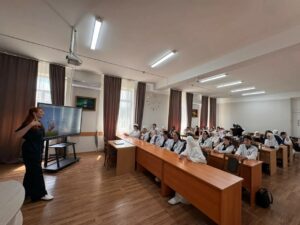 В Махачкале раздали ленты триколора после лекции о символах России