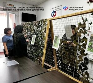 В Тарумовском районе за год изготовили сотни метров маскировочных сетей для бойцов