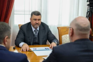 Глава Дагестана обсудил поддержку завода «Дагдизель» с его директором